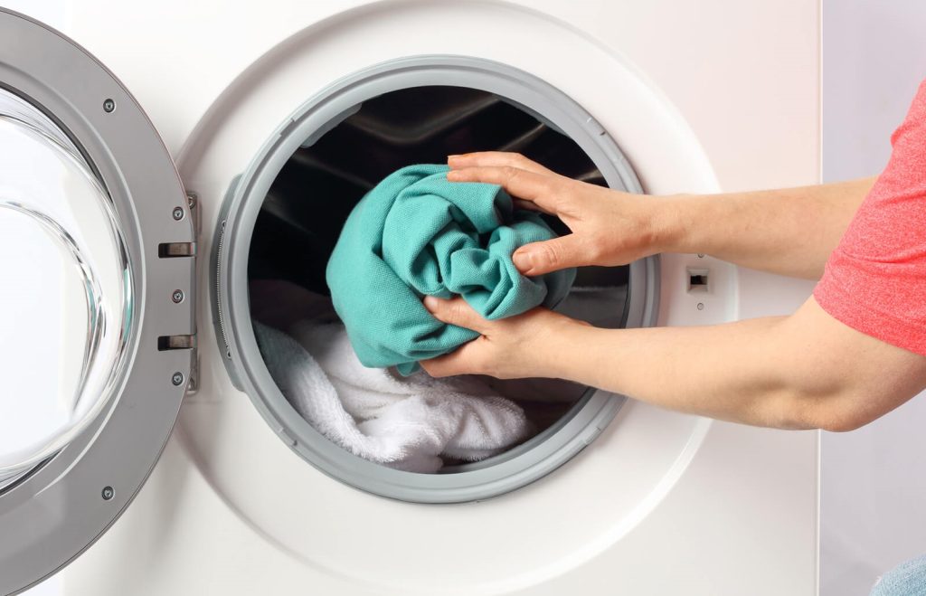 علت جمع شدن آب در ماشین لباسشویی خاموش چیست ؟