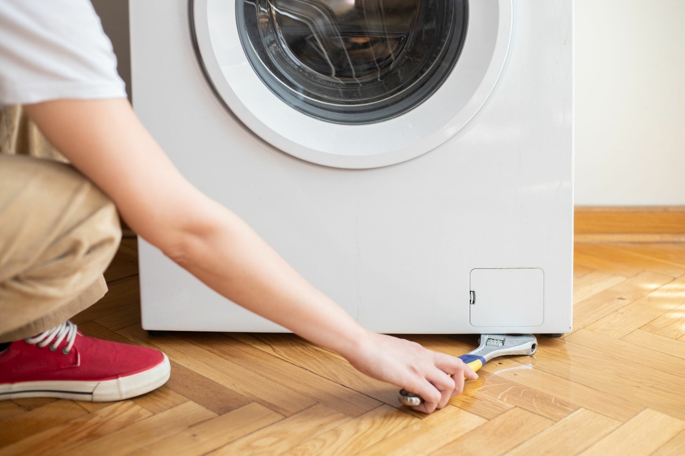 شیوه ی تراز کردن ماشین لباسشویی با سفت نمودن لگن دستگاه